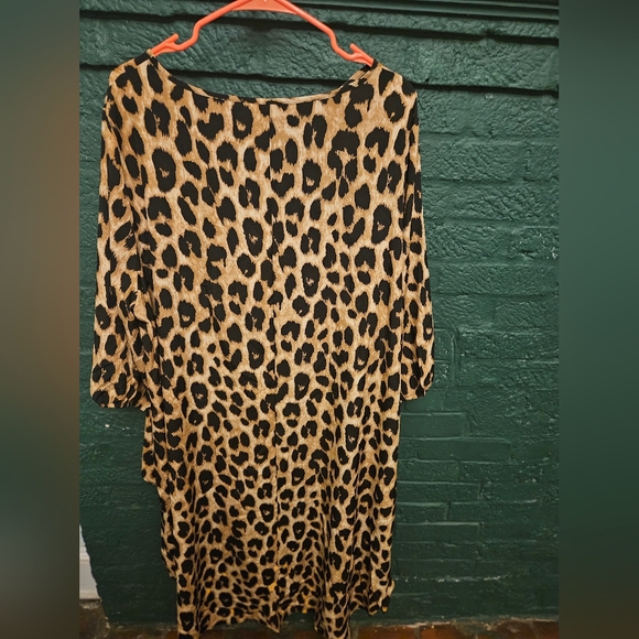 Leopard Print High-Low Top - Picture 2 of 5